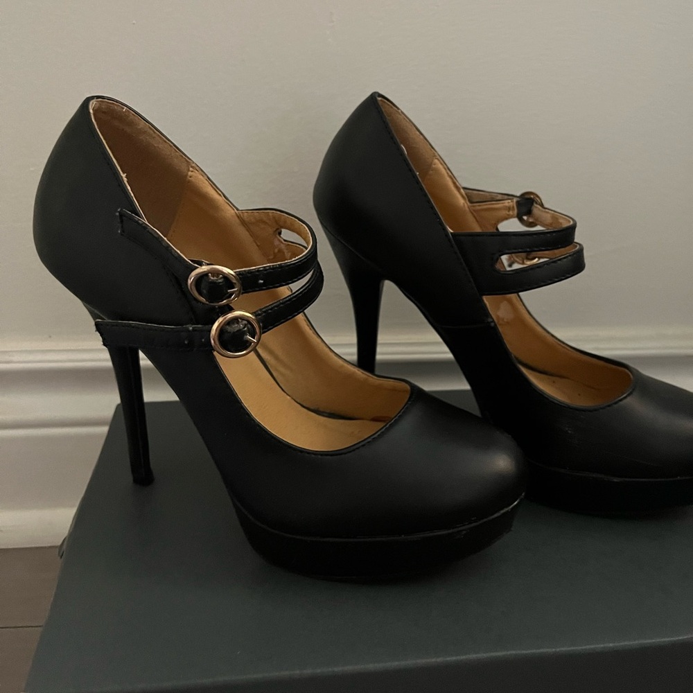 Gorgeous Black Mary Jane Pumps
